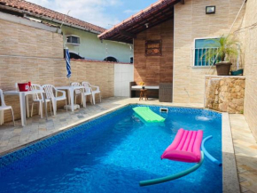 Casa Moderna e Aconchegante com Opção de Piscina Aquecida Cobrado à Parte, Área Gourmet com Churrasqueira em Deck Coberto, Lareira na Sala a Apenas 50 metros da Praia